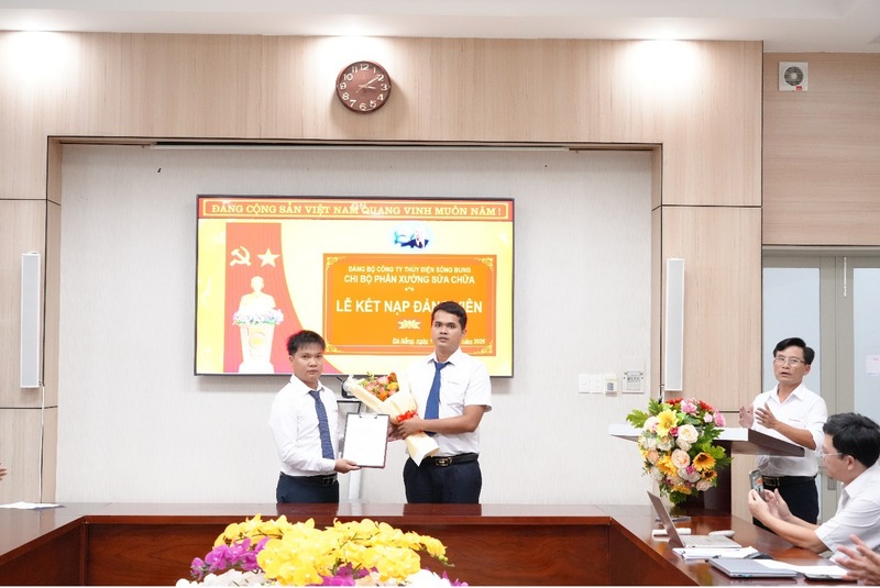 Đồng chí Trần Văn Hoàng, Bí thư Chi bộ trao Quyết định kết nạp Đảng viên cho đồng chí Trần Ngọc Khanh