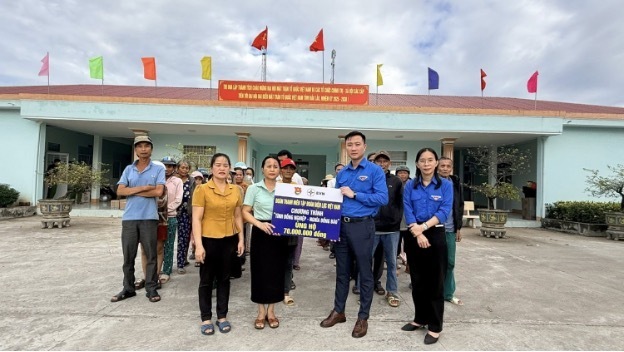 Đoàn Thanh niên EVN trao hỗ trợ cho người dân địa phương khắc phục hậu quả do mưa bão