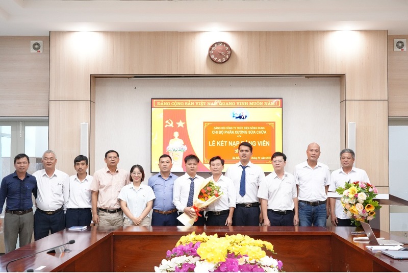 Đảng viên Chi bộ và các đại biểu tham dự cùng Đảng viên Trần Ngọc Khanh