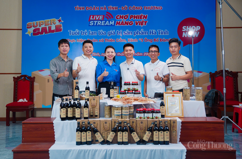 Mỗi bạn trẻ không chỉ là người tiêu dùng mà còn có thể trở thành “đại sứ” quảng bá cho những sản phẩm đặc trưng của Hà Tĩnh. Ảnh: Trọng Thân