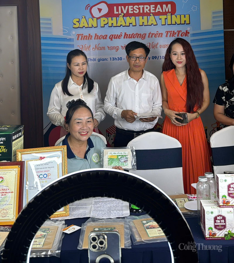 Ông Võ Tá Nghĩa, Phó Giám đốc Sở Công Thương Hà Tĩnh trực tiếp livestream bán hàng giúp bà con. Ảnh: Trọng Tùng