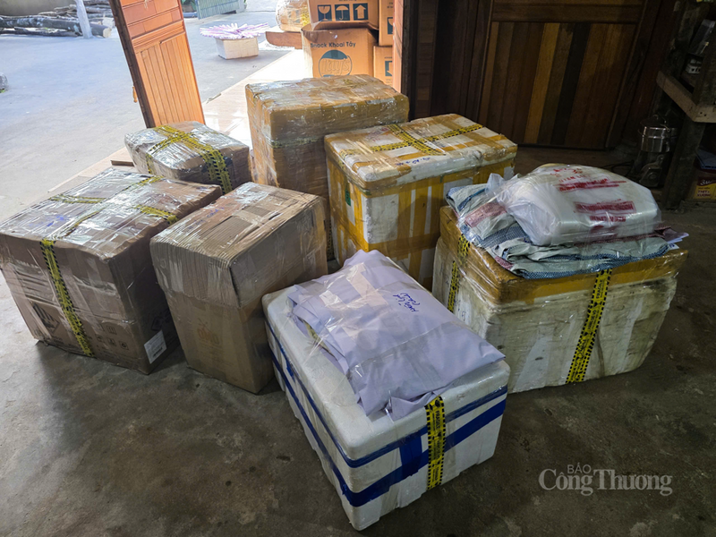 Các đơn hàng được đóng gói để gửi đi cho khách hàng ngoại tỉnh.