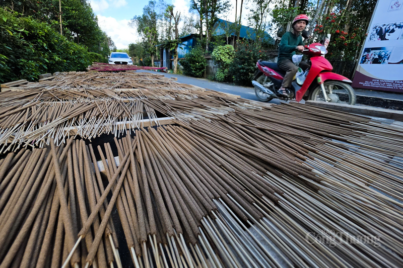 Xã Phúc Trạch được mệnh danh là “thủ phủ trầm hương” của tỉnh Hà Tĩnh. Những ngày cuối năm, không khí tại đây trở nên sôi động và nhộn nhịp khi các cơ sở sản xuất trầm hương hoạt động hết công suất để kịp thời cung ứng cho thị trường.