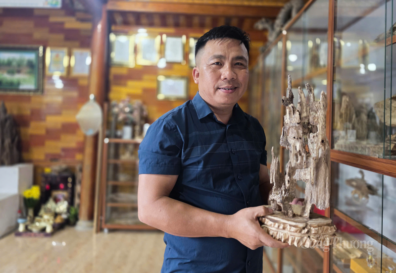 Ông Bùi Thức Chính, Giám đốc HTX trầm hương Hiền Linh, xã Phúc Trạch chia sẻ, thông thường, cở sở sản xuất theo đơn hàng đặt trước. Nhưng những ngày cuối năm, khách hàng lẻ đến mua trực tiếp rất đông. Các đại lý lớn ở Hà Nội, TP. Hồ Chí Minh cũng liên tục thúc giục giao hàng. Sức mua năm nay tăng cao, đặc biệt là các mặt hàng trầm cảnh, nhang trầm sạch và vòng tay trang sức trầm”, ông Chính phấn khởi.