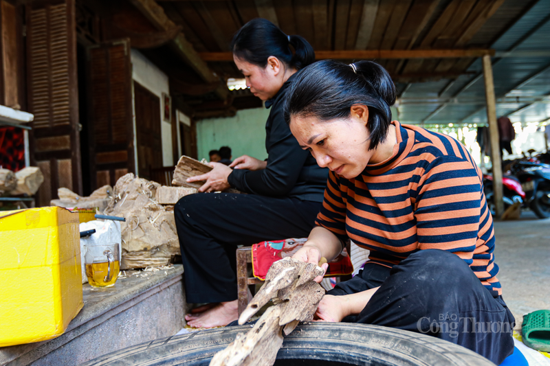Khi Tết Nguyên đán cận kề, nhu cầu sử dụng trầm hương để dâng cúng, làm quà biếu, hoặc sử dụng trong dịp lễ hội, khai xuân tăng lên đột biến, khiến các cơ sở sản xuất không kịp trở tay.