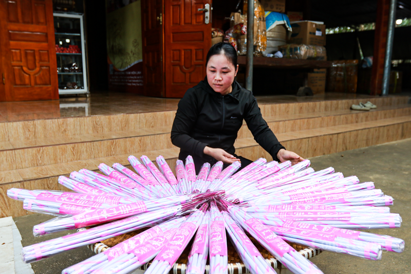 Trao đổi với phóng viên Báo Công Thương, lãnh đạo xã Phúc Trạch cho hay, hiện đang là thời điểm các cơ sở chế tác, kinh doanh trầm hương tất bật sản xuất để kịp cung ứng cho thị trường cuối năm. “Chúng tôi đang tích cực hỗ trợ các cơ sở thực hiện đăng ký nhãn hiệu, truy xuất nguồn gốc sản phẩm để bảo vệ thương hiệu trầm hương Phúc Trạch trước vấn nạn hàng giả, hàng kém chất lượng”.