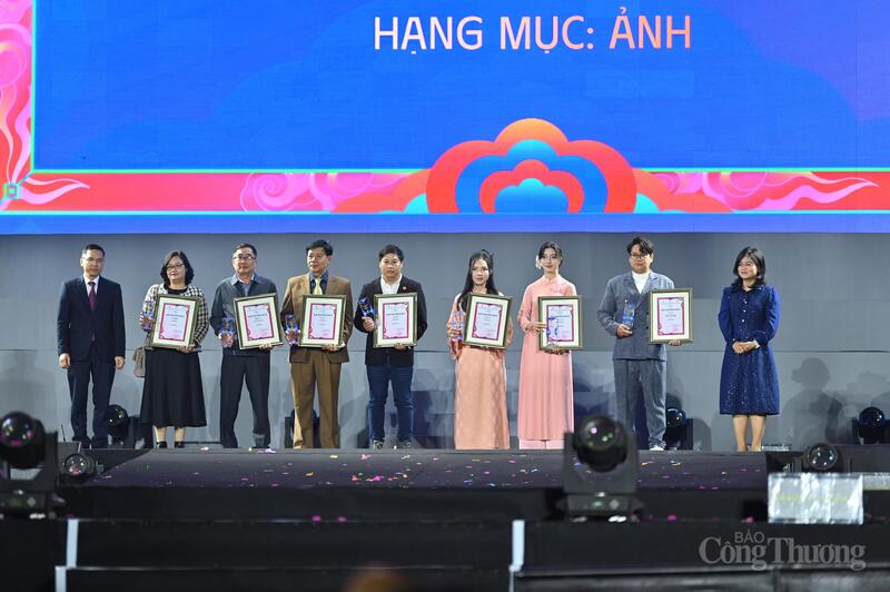 Tác giả Nguyễn Giang Nam (thứ 5 từ trái sang) và các tác giả đoạt giải Khuyến khích tại Việt Nam hạnh phúc - Happy Vietnam 2025”.