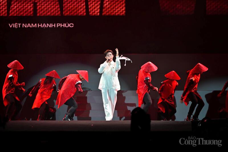 Các tiết mục văn nghệ làm nóng không khí trong buổi lễ trao giải thưởng truyền thông về quyền con người "Việt Nam hạnh phúc - Happy Vietnam 2025".