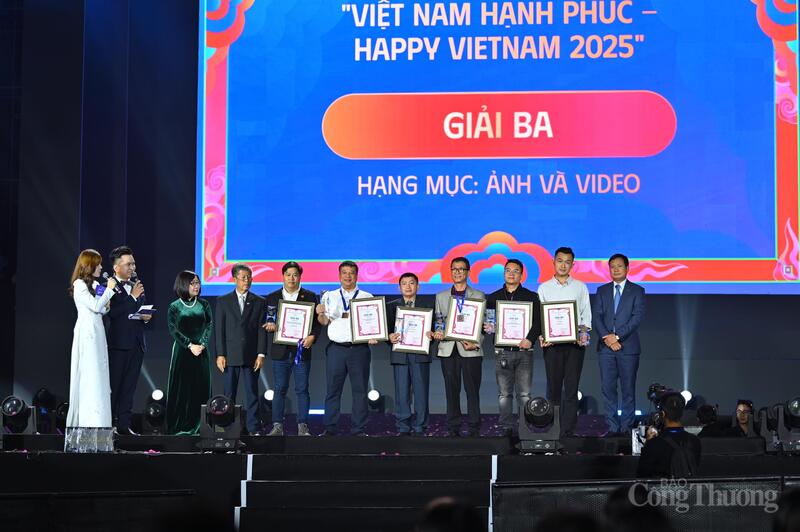 Tác giả Nguyễn Giang Nam (thứ 3 từ trái sang) và các tác giả đoạt giải Ba tại Việt Nam hạnh phúc - Happy Vietnam 2025”.