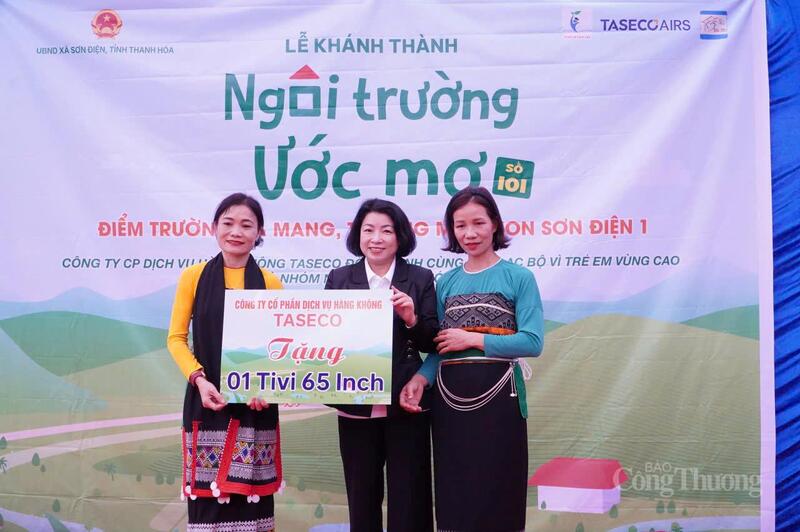 Đại diện nhà tài trợ trao tặng thiết bị phục vụ giảng dạy, học tập.