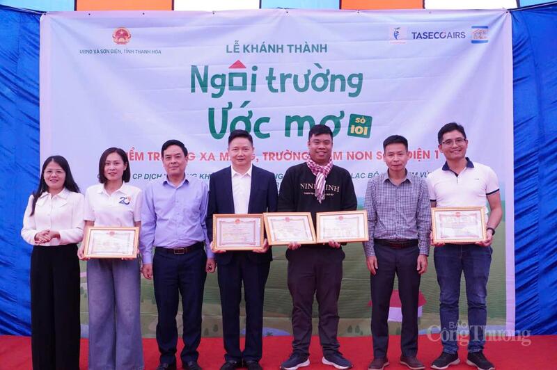 Lãnh đạo UBND xã Sơn Điện trao giấy khen tặng tập thể, cá nhân của Câu lạc bộ, nhà tài trợ có thành tích xuất sắc trong hoạt động đóng góp xây dựng trường học trên địa bàn xã.