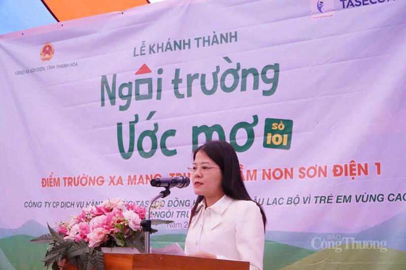 Bà Hà Thị Hiếu, Phó Chủ tịch UBND xã Sơn Điện phát biểu tại lễ khánh thành.