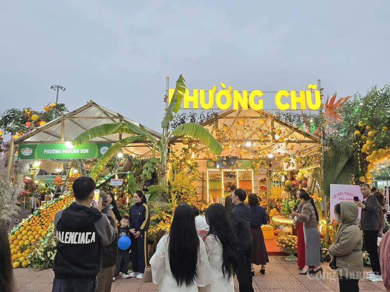 Du khách thăm quan gian hàng trưng bày các sản phẩm nông sản, trái cây của phường Chũ. Ảnh: Thu Hường