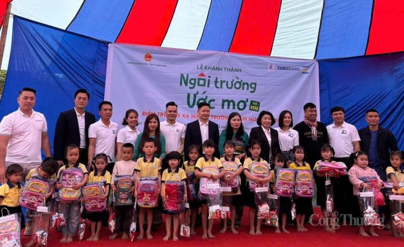 Đại diện nhà tài trợ tặng quà các em học sinh điểm trường mầm non Sơn Điện 1.