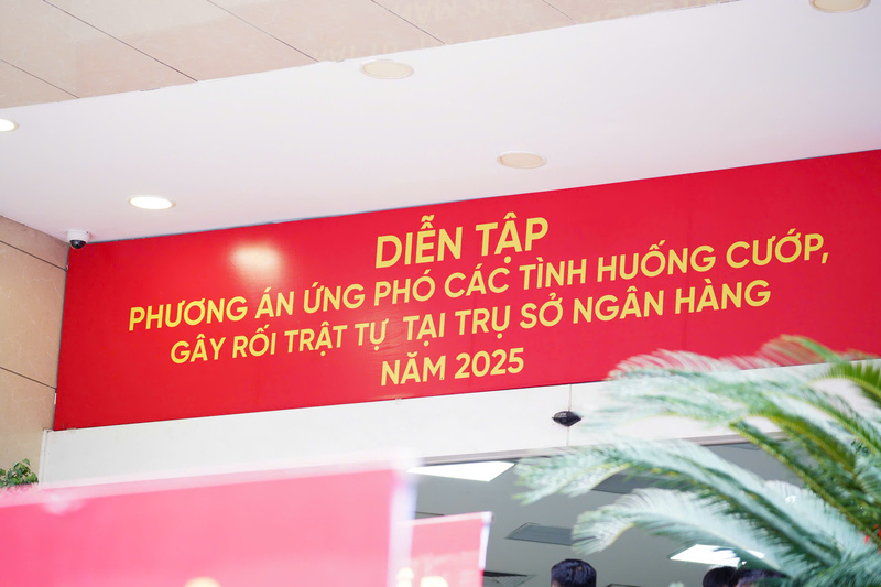 Ngân hàng VietinBank tổ chức diễn tập phương án ứng phó các tình huống cướp, gây rối trật tự tại trụ sở ngân hàng năm 2025. Ảnh: Thái Mạnh