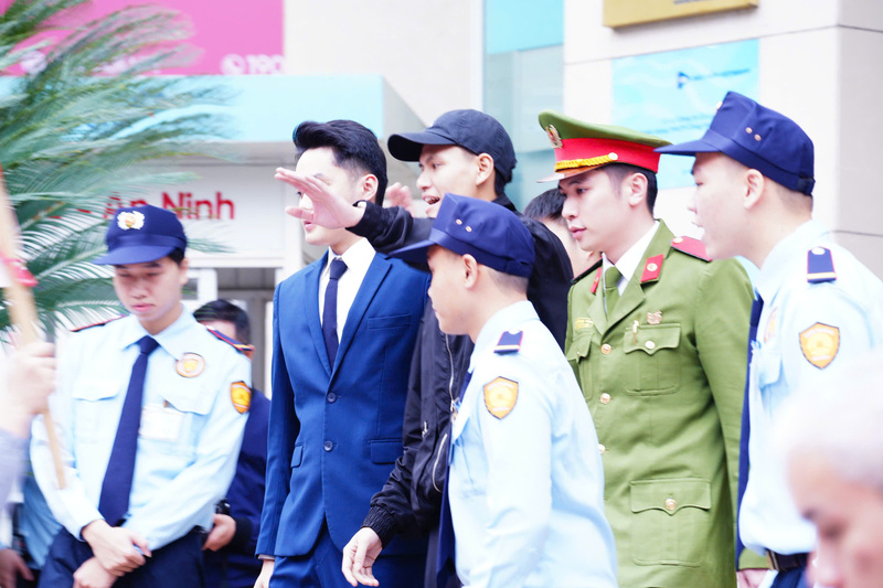 Trong từng tình huống, lực lượng chức năng trực tiếp hướng dẫn, hỗ trợ kỹ năng xử lý cho cán bộ, nhân viên ngân hàng. Ảnh: Thái Mạnh