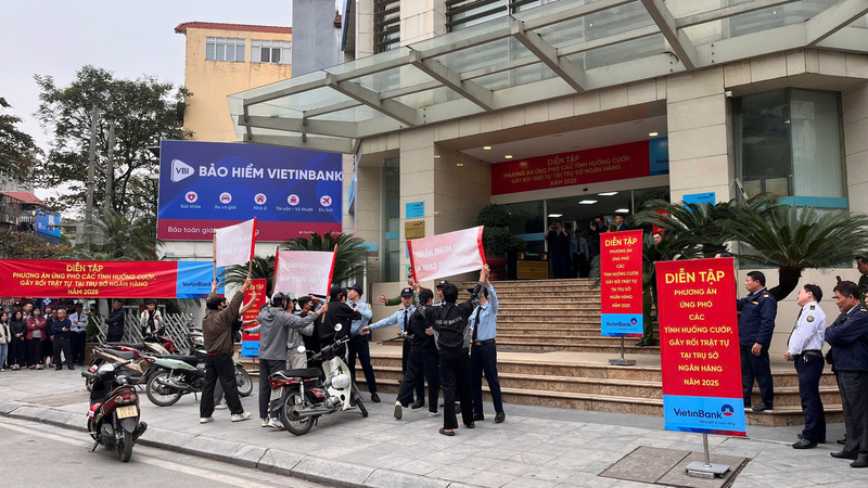 Thông qua hoạt động diễn tập, VietinBank giúp cán bộ, nhân viên nắm vững nghiệp vụ phòng chống cướp, quy trình ứng phó biểu tình, gây rối trật tự. Ảnh: Thái Mạnh