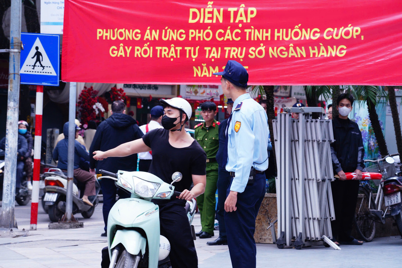 Cán bộ hướng dẫn kĩ năng và diễn tập tình huống ứng phó khi có cướp, bạo loạn biểu tình. Ảnh: Thái Mạnh