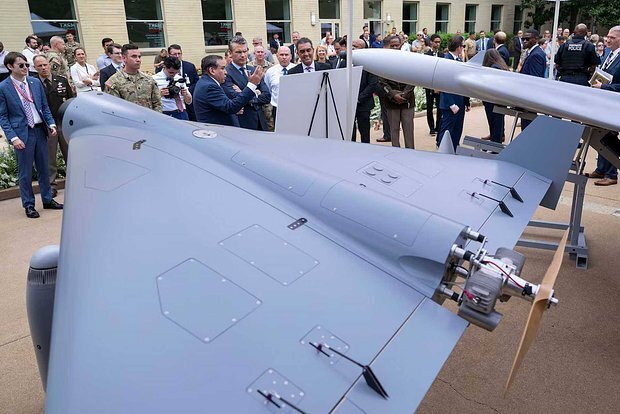 UAV tự sát LUCAS có nhiều điểm tương đồng với UAV tự sát Geran-2 của Nga. Ảnh: Defense News