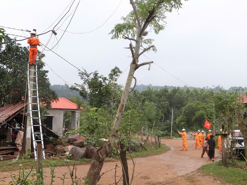 Kéo đường dây hạ thế phục vụ cấp điện cho người dân bản PLoang. Ảnh: Hương Nguyên