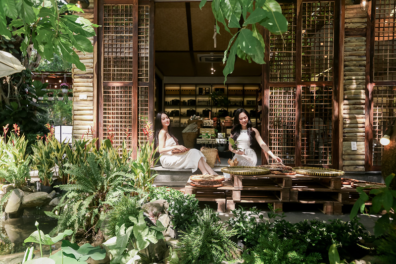 Hoa hậu Thanh Thủy và Á hậu Trịnh Thùy Linh trải nghiệm Cà phê Thế giới Trung Nguyên Legend (số 7 Nguyễn Văn Chiêm, P. Sài Gòn, TP. HCM), một không gian cà phê đặc sắc, hội tụ tinh hoa 3 văn minh cà phê thế giới cùng dấu ấn văn hóa bản địa của vùng đất Buôn Ma Thuột, Đắk Lắk.