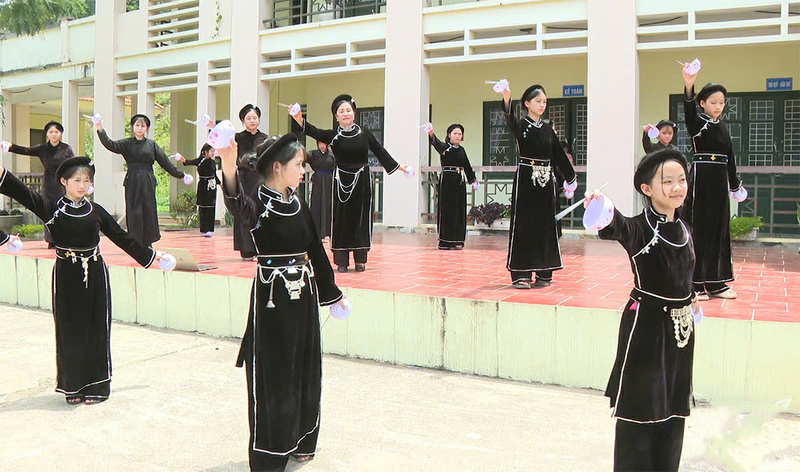 Nhóm tập múa bát thu hút đông đảo học sinh các dân tộc cùng tham gia.