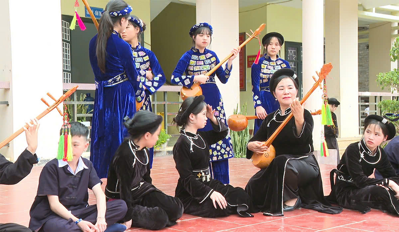 Cô giáo Cà Thị Hoan, Phó Hiệu trưởng Trường PTDT Nội trú THCS Pác Nặm, hướng dẫn học sinh tập đàn tính