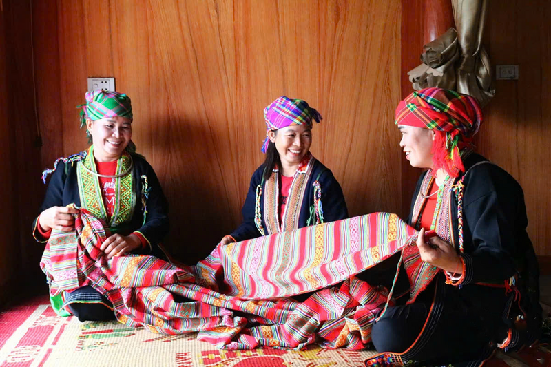 Dệt thổ cẩm - một trong những bản sắc văn hóa tinh hoa của đồng bào các dân tộc vùng cao.