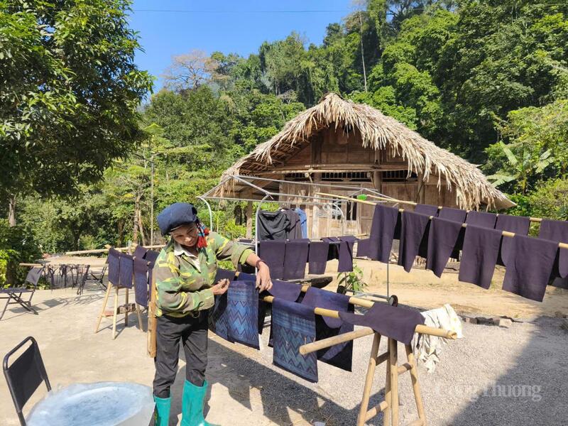 Nhiều gia đình cận nghèo tại xóm Sưng có thu nhập tốt nhờ nghề dệt thổ cẩm và bán sản phẩm cho du khách.