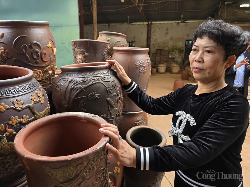 Hiện các cơ sở làm gốm ở Phù Lãng đang mong chờ thị trường cây cảnh ngày Tết sôi động, đó là lúc làng nghề lại rộn ràng, tấp nập