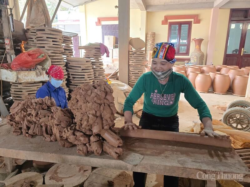 Chị Trần Thị Thanh vừa làm vừa chia sẻ về những khó khăn của làng gốm hơn 700 năm tuổi sau bão Yagi