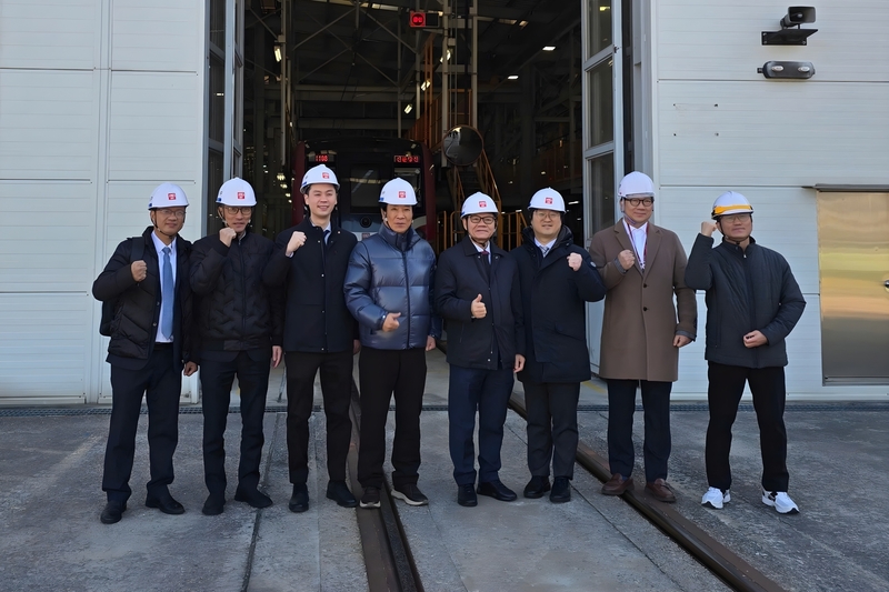 Chủ tịch HĐQT THACO và đoàn lãnh đạo THACO khảo sát Trung tâm Bảo trì, sửa chữa tại Depot DXLine. Ảnh: Duy Minh