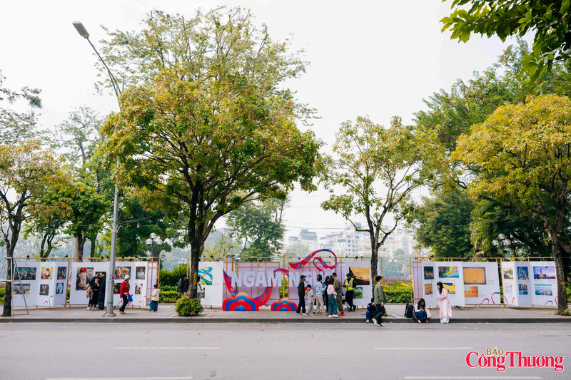 Khu trưng bày ảnh “Việt Nam hạnh phúc” mở đầu cho không gian nghệ thuật đầy cảm xúc quanh bờ hồ Hoàn Kiếm trong ngày khai mạc Ngày hội Việt Nam hạnh phúc.