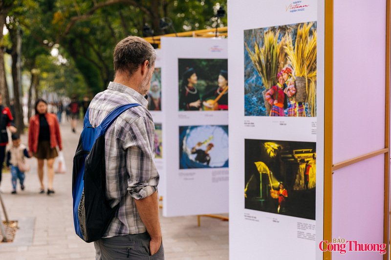 Du khách nước ngoài bị thu hút bởi những bức hình của miền cao nguyên đá Tuyên Quang.