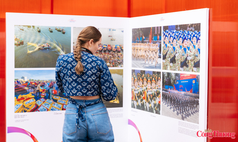 Những hình ảnh đẹp của A50 được du khách nước ngoài chăm chú theo rõi.