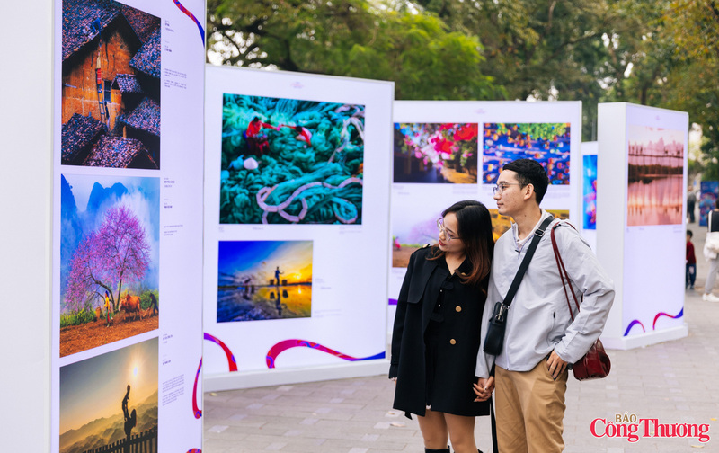 Các bạn trẻ bày tỏ sự thích thú với những bức hình của các tỉnh Tây Bắc.