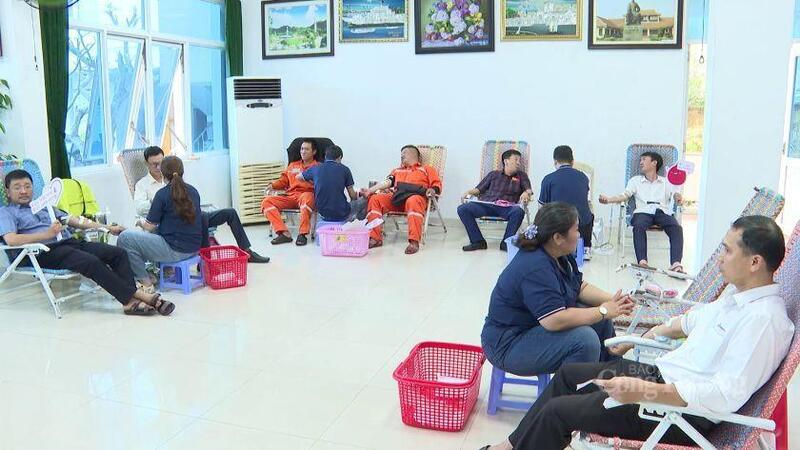 Mỗi người lao động tham gia đều thể hiện tinh thần sẻ chia, sẵn sàng hiến tặng nguồn máu quý giá để tiếp thêm cơ hội sống cho cộng đồng.