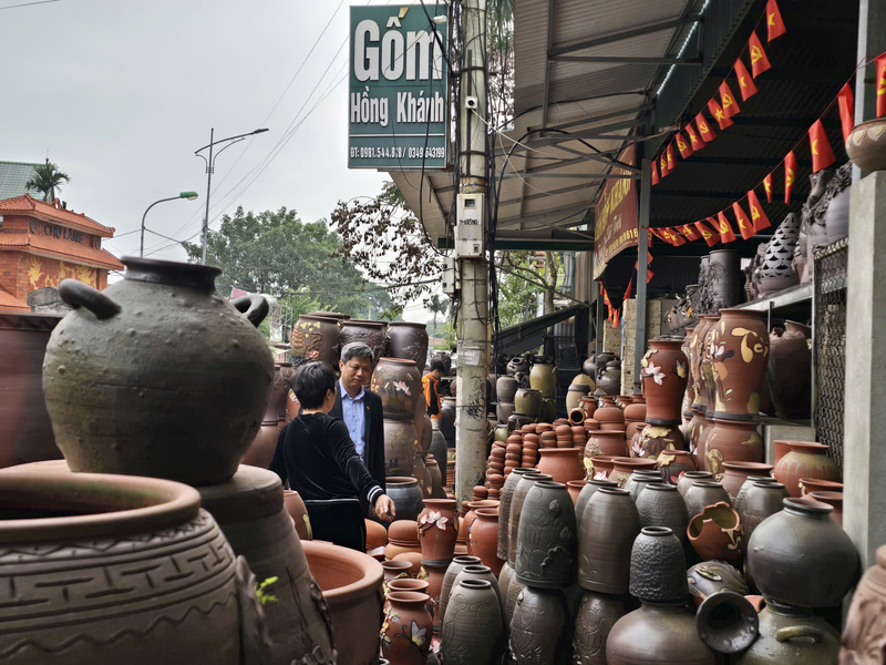 Cơ sở gốm Hồng Khánh cũng đang duy trì sản xuất cầm chừng chờ tín hiệu của các đơn hàng Tết