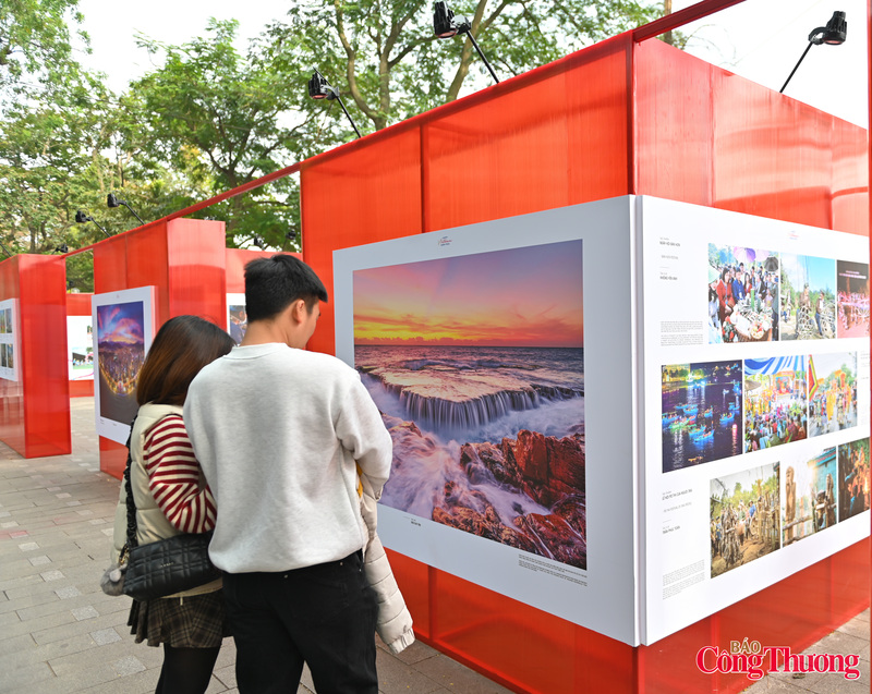 Đôi bạn trẻ thảo luận sôi nổi trước những bức ảnh được trưng bày, cùng chia sẻ cảm xúc và góc nhìn về cảnh đẹp của Việt Nam.