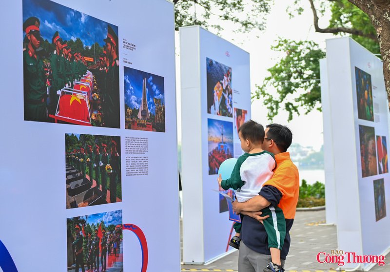 Khách tham quan xúc động trước những bức ảnh về Gạc Ma - những khoảnh khắc gợi nhắc ký ức không thể quên.