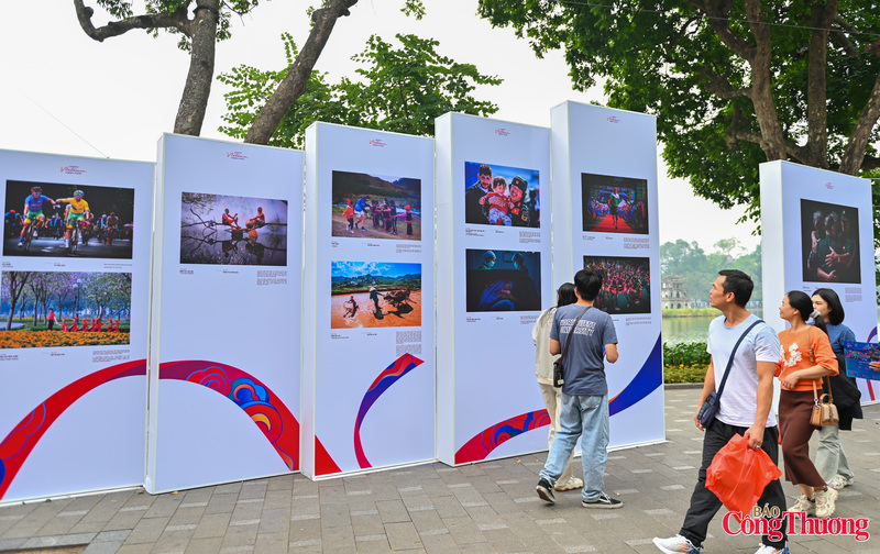 Cụm ảnh về văn hóa vùng miền thu hút đông đảo người xem, kể lại câu chuyện từ biển tới núi, từ đồng bằng đến bản làng.