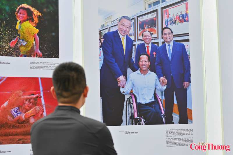 "Tôi rất ấn tượng với bức ảnh các lãnh đạo Đảng, Nhà nước bắt tay động viên Lê Văn Công, vận động viên cử tạ khuyết tật nổi tiếng của Việt Nam, người giữ nhiều kỷ lục thế giới", Anh Minh chia sẻ.