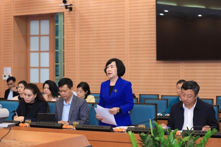 Phó Bí thư Thường trực Đảng ủy phường Ngọc Hà Đỗ Thị Duy Nhiên báo cáo tại buổi làm việc.