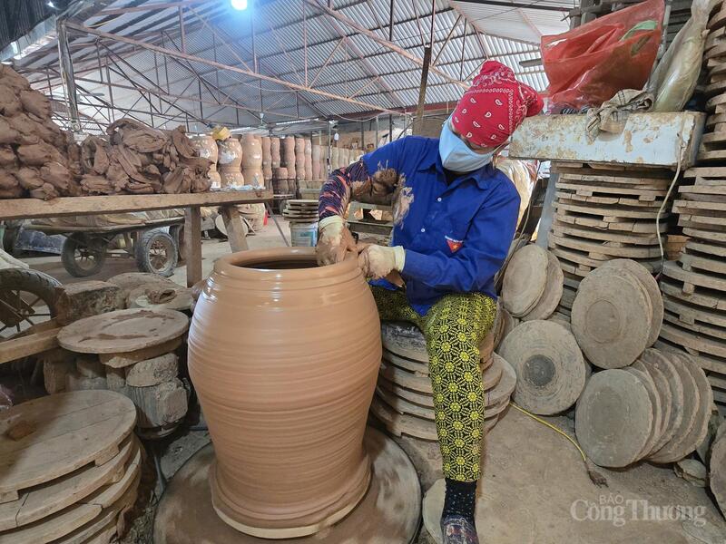 Để duy trì sản xuất, cơ sở gốm Thành Thanh chỉ thuê một lao động cho công đoạn vuốt gốm