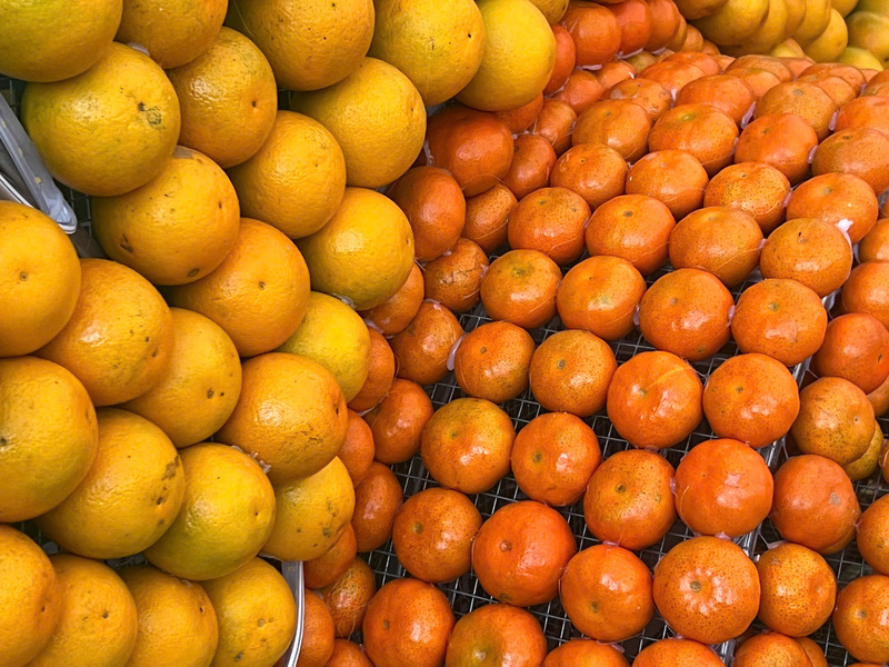 Sản phẩm cây có múi gồm: Cam lòng vàng, cam ngọt được nhiều thực khách đón chào tại hội chợ. Ảnh: Thanh Thảo