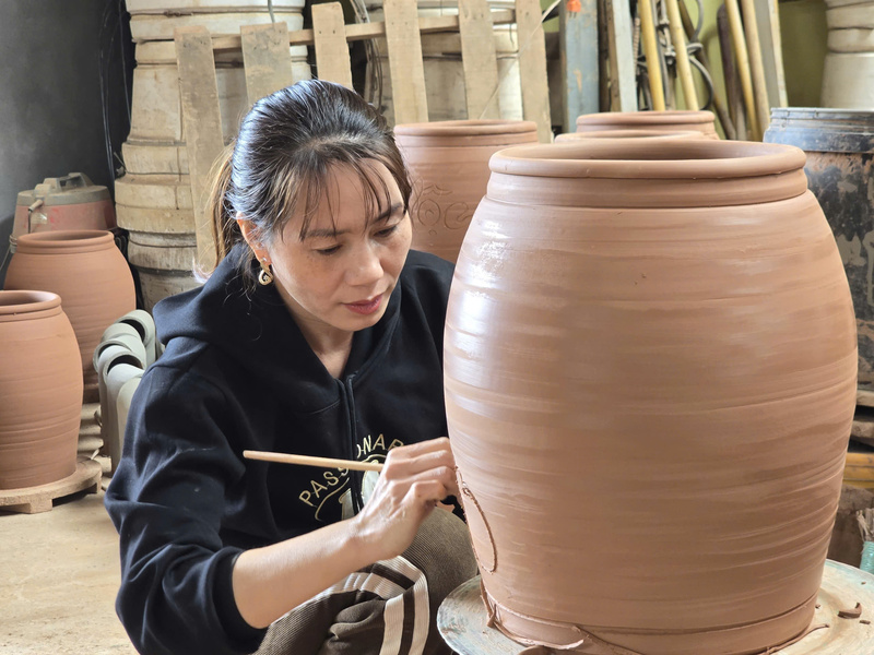 Chị Trần Thị Hợi hiện đã đi làm khu công nghiệp, chỉ ngày nghỉ mới tham gia làm thêm tại lò gốm