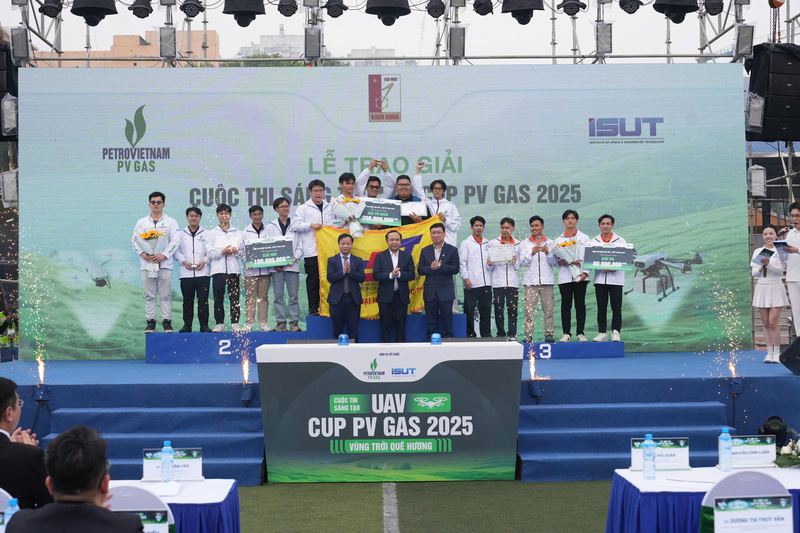 Ban tổ chức trao giải Nhất, giải Nhì và giải Ba cho các đội dự thi vòng chung kết.