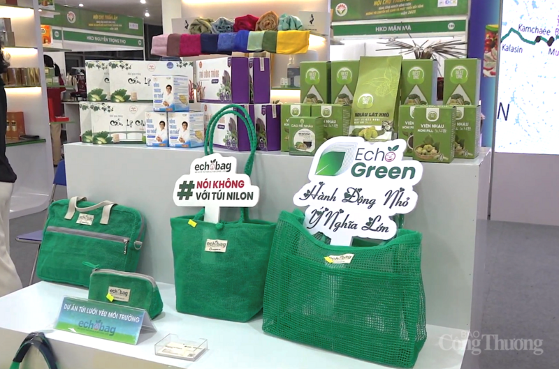 Túi lưới tái chế bảo vệ môi trường Echobag tại Hội chợ triển lãm hàng công nghiệp nông thôn hướng tới chuyển đổi xanh và phát triển bền vững năm 2025 đang diễn ra tại TP. Đà Nẵng.