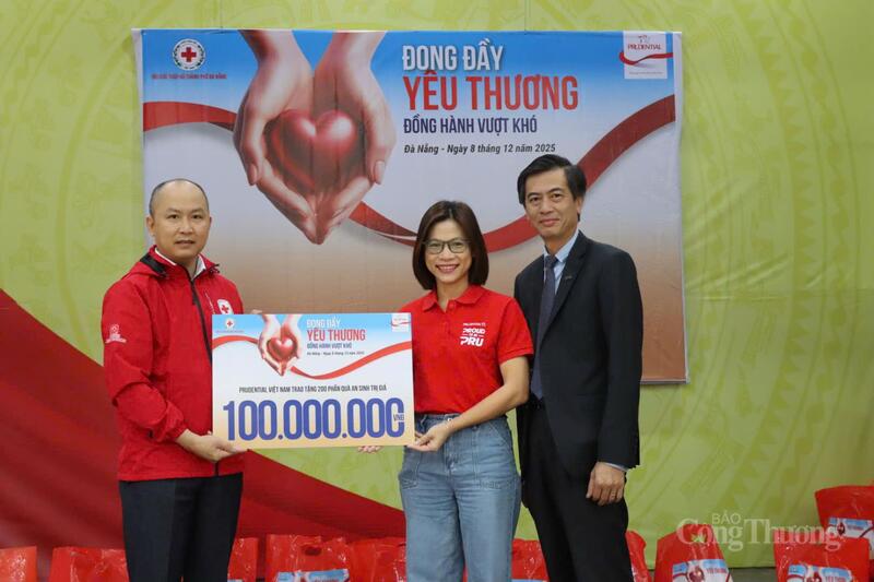 Hội Chữ thập đỏ TP. Đà Nẵng đã tiếp nhận và phân bổ hàng trăm tấn hàng và tiền mặt đến người dân các xã bị thiệt hại do mưa lũ