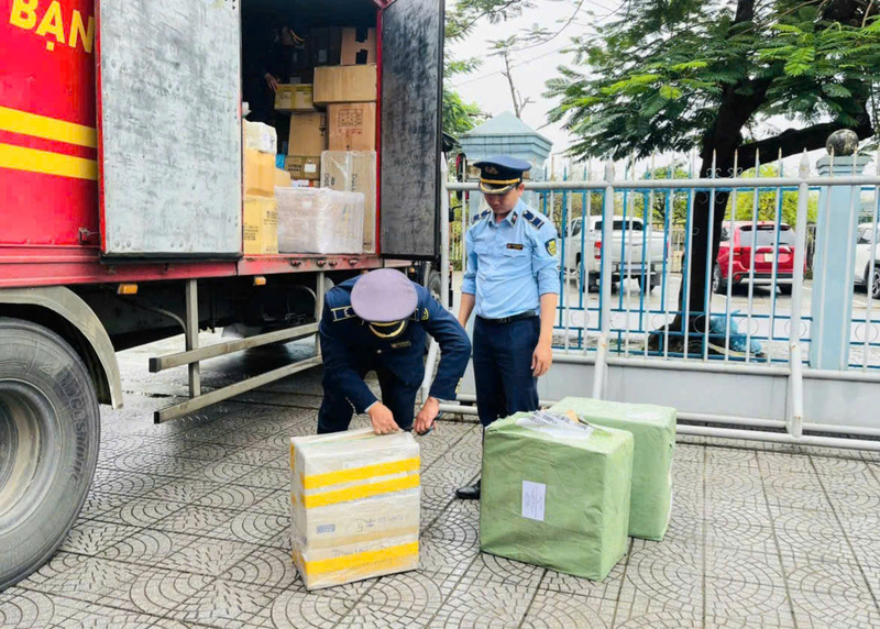 Thời điểm cuối năm, QLTT sẽ tăng cường kiểm tra, kiểm soát hàng giả, hàng lậu ở khâu vận chuyển lưu thông trên đường. Ảnh: Nguyễn Tuấn